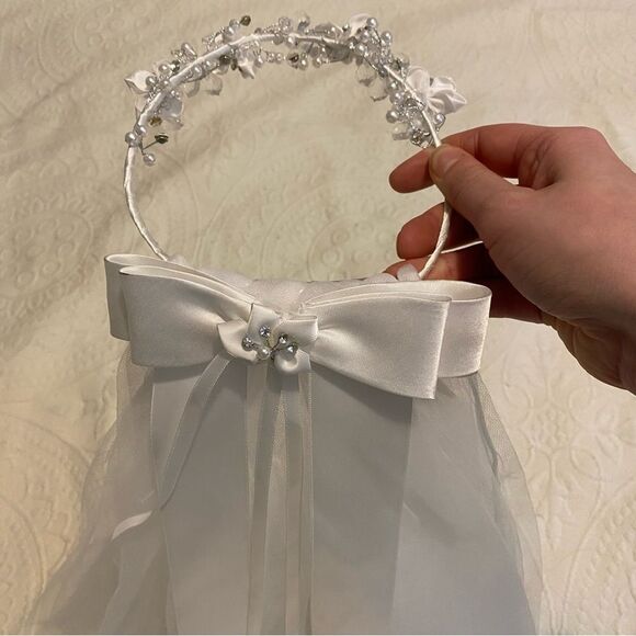 Beautiful White Beaded Tiara Style Bow Short Wedding Veil - Picture 2 of 8